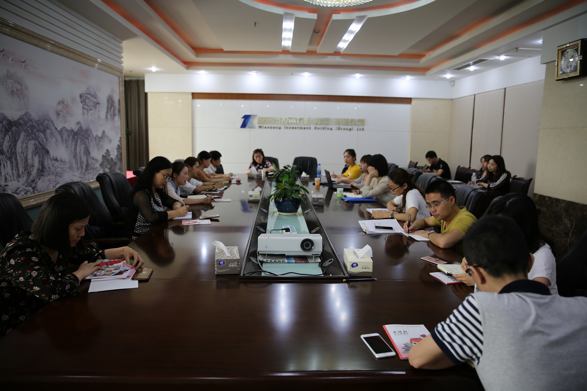 走进档案 强化培训 提升管理——15vip太阳集团官网组织召开“国际档案日”宣贯及业务培训会