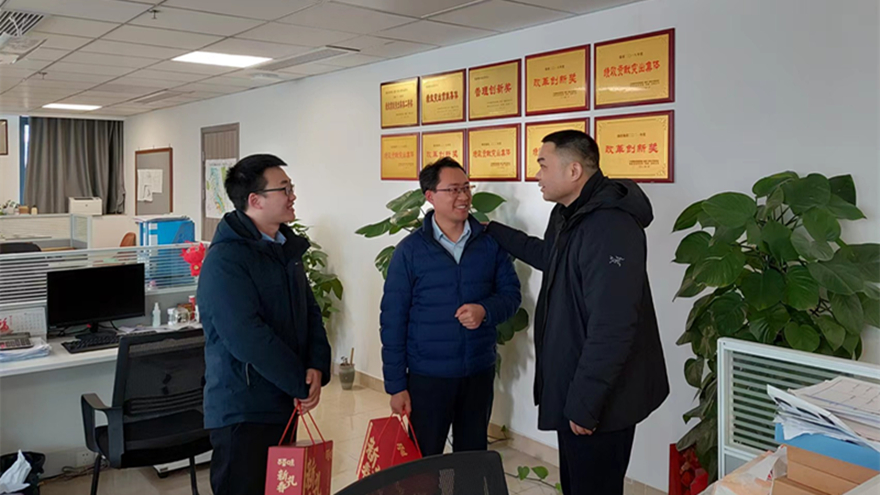 01集团党委书记、董事长肖林看望慰问坚守岗位职工 01集团党委书记、董事长肖林看望慰问坚守岗位职工