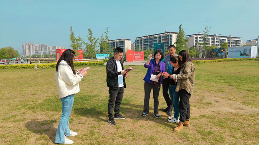 3、向生态公园游客发放《湿地保护倡议书》