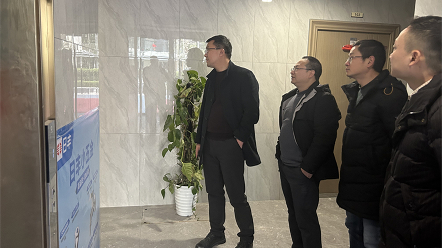 图四：集团党委委员、副总经理余佰宣督导15vip太阳集团官网置地安全工作